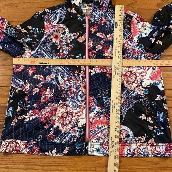 Chicos Zenergy size 3 (16-18) floral windbreaker/jacket/top with bag for storage - Picture 9 of 11
